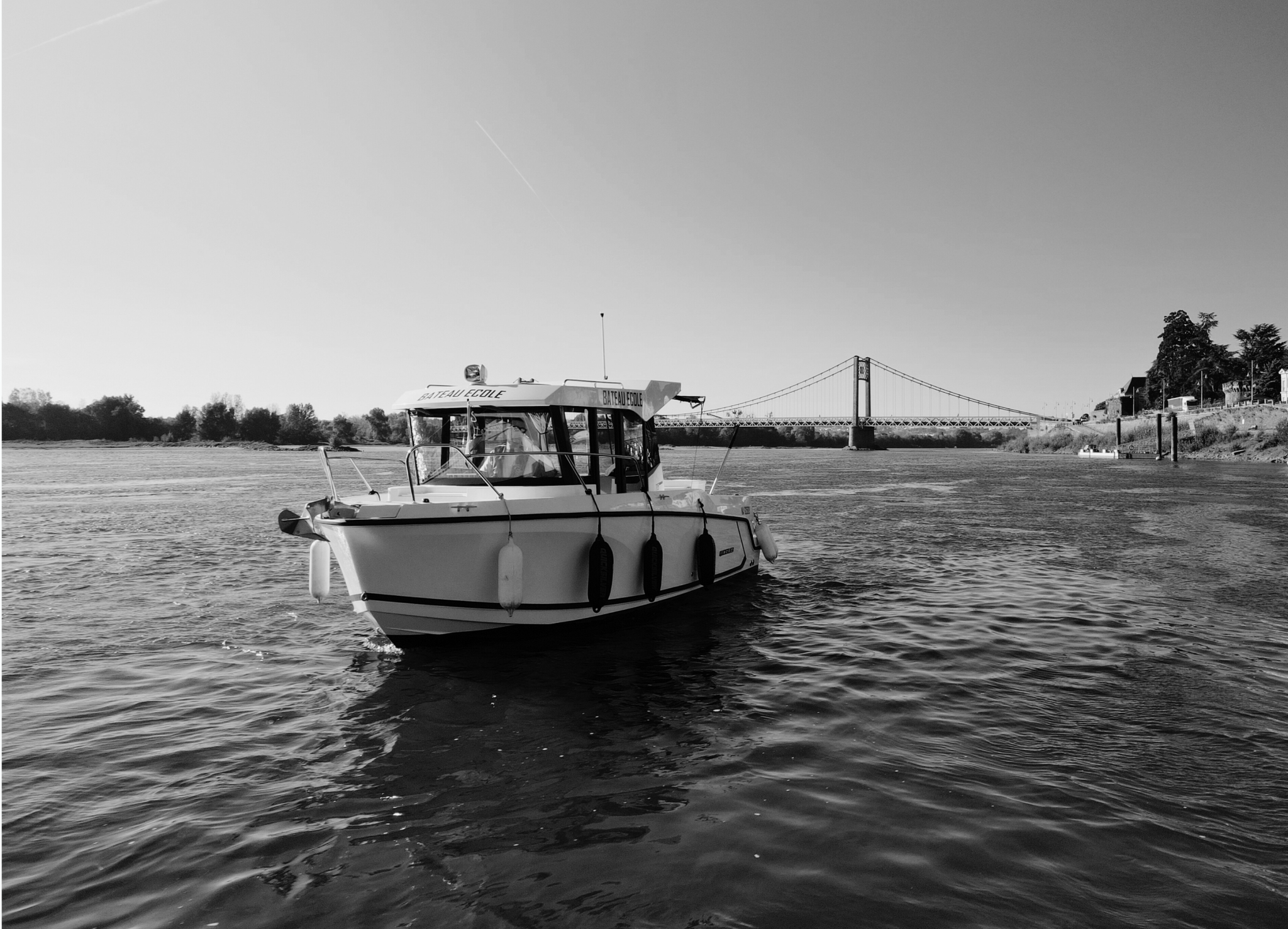 bateau noir et blanc